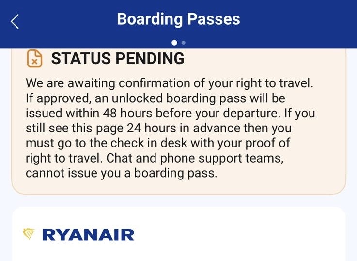 Hláška Status pending v aplikaci Ryanair při čekání na ověření práva cestovat