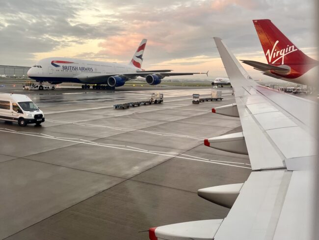 Letadla British Airways a Virgin Atlantic na letištní ploše