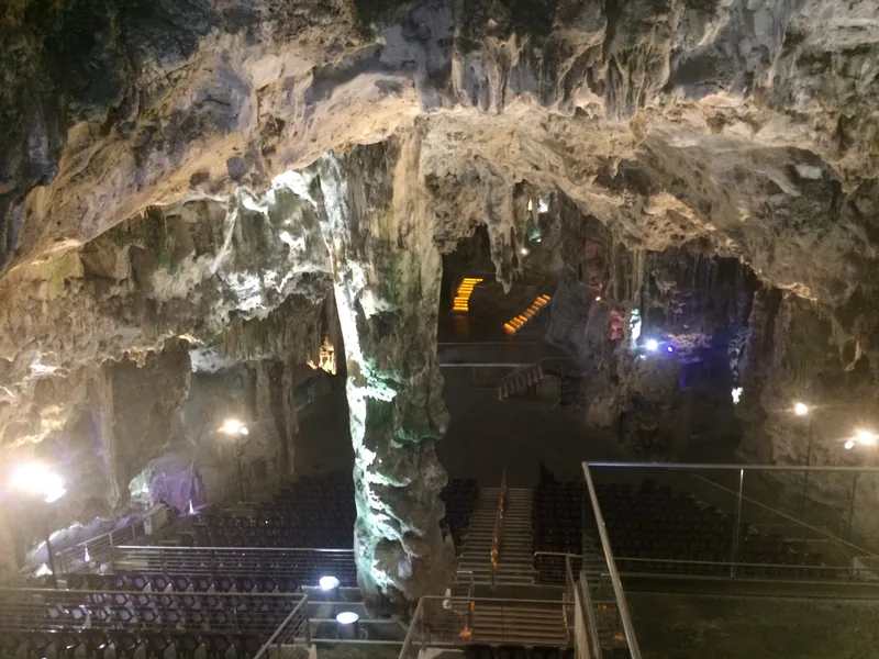 Krápníky, osvětlené schodiště a sál jeskyně St. Michael’s Cave