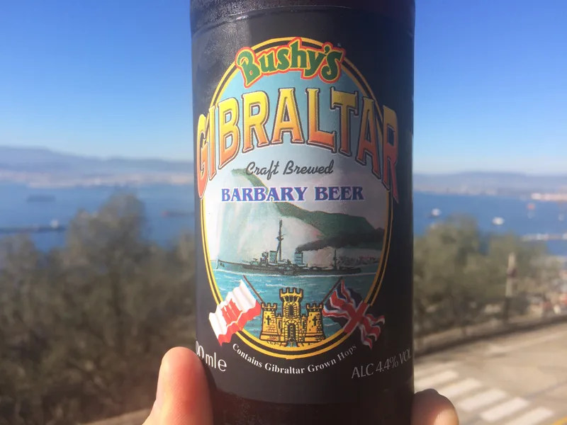 Láhev Gibraltar Barbary Beer s mořem v pozadí