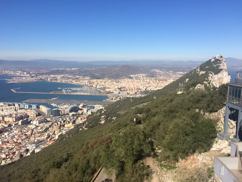 Výhled ze skály na Gibraltar, letiště a španělské město La Línea