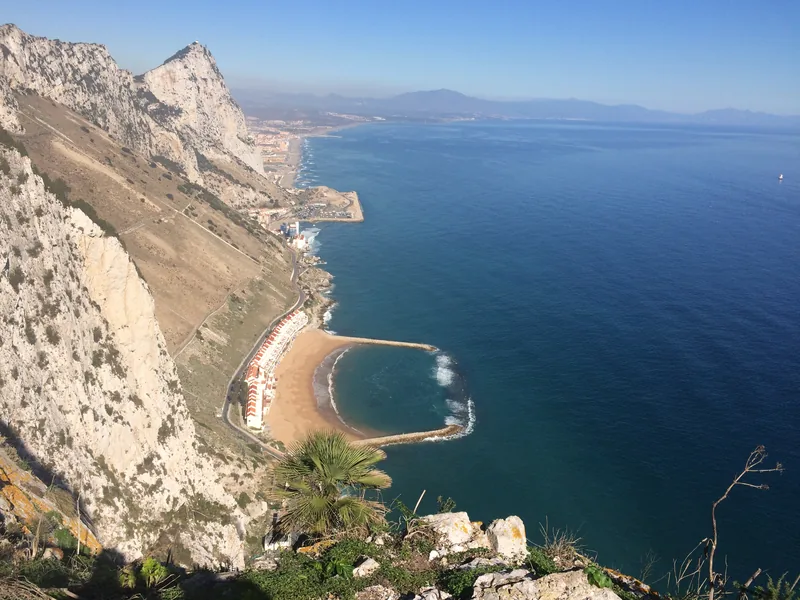 Pohled z Gibraltarské skály na východní pobřeží a pláž pod útesy