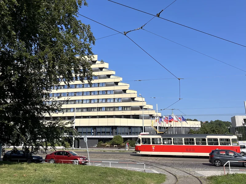 Budova OREA Hotelu Pyramida v Praze a tramvaj před hotelem