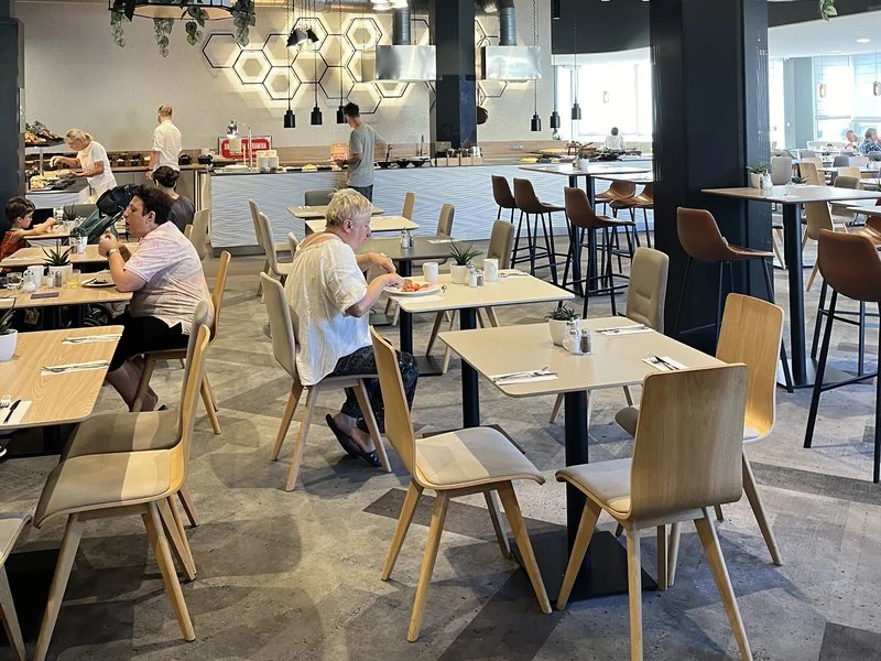 Snídaňová restaurace v OREA Hotelu Pyramida s bufetem a posezením