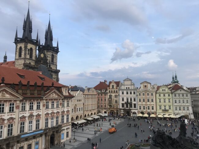 Pohled na Staroměstské náměstí a Týnský chrám