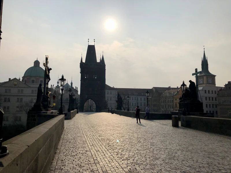 Pohled z Karlova mostu na Staroměstskou mosteckou věž