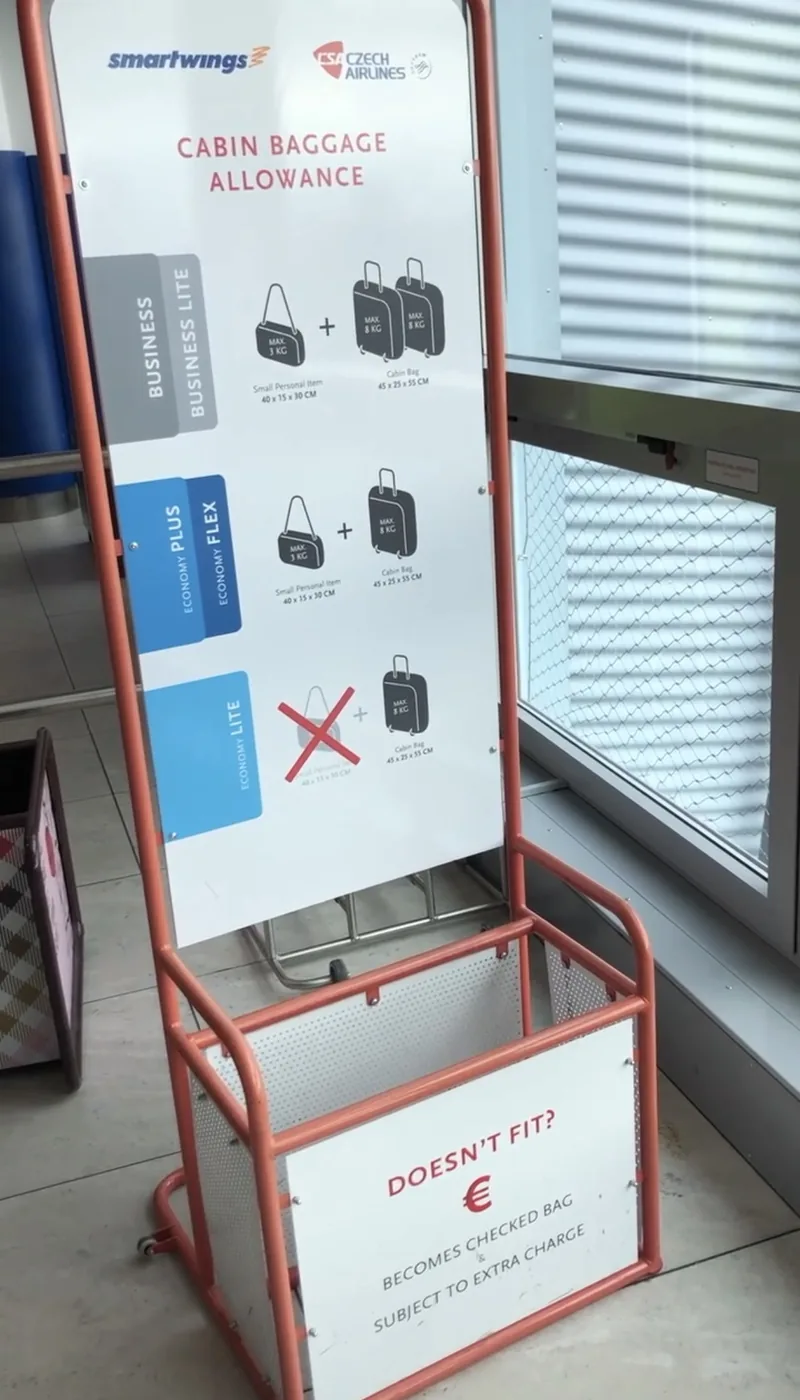 Měřicí rám Smartwings s přehledem kabinových zavazadel podle tarifů