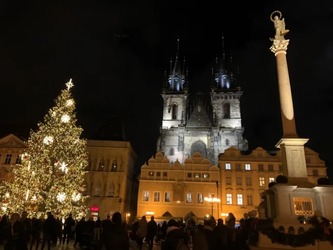 Rozsvícený vánoční strom, Týnský chrám a mariánský sloup na Staroměstském náměstí