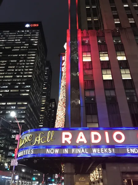 Rozsvícená fasáda Radio City Music Hall