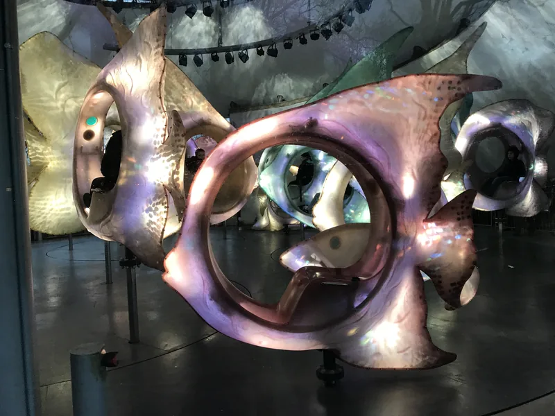 Svítící ryby uvnitř kolotoče SeaGlass Carousel