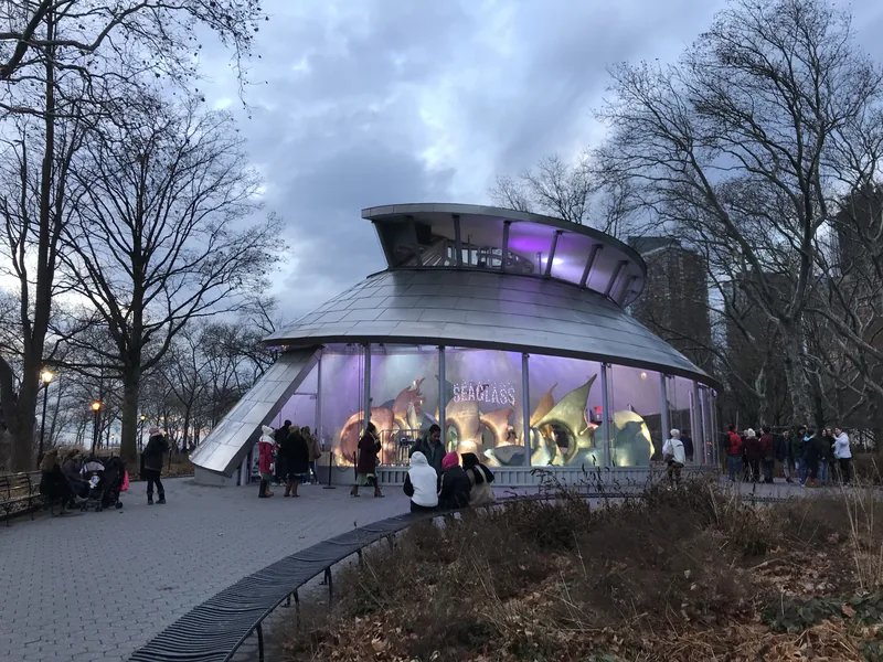 Prosklený pavilon SeaGlass Carousel v parku The Battery