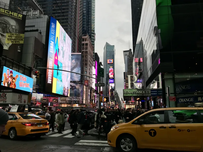 Žluté taxíky a světelné reklamy na Times Square