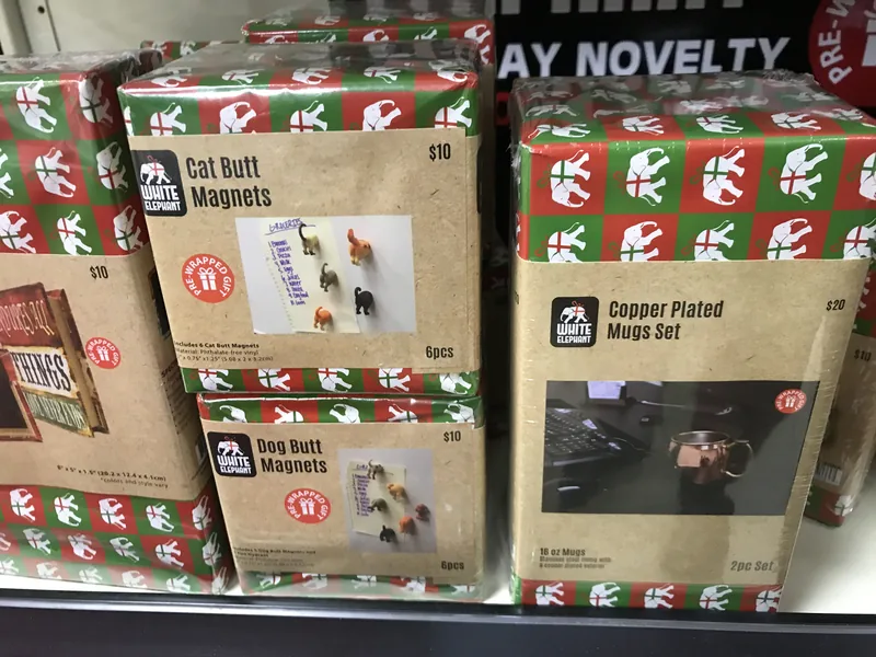 Zabalené vánoční dárky s magnetkami a hrnky