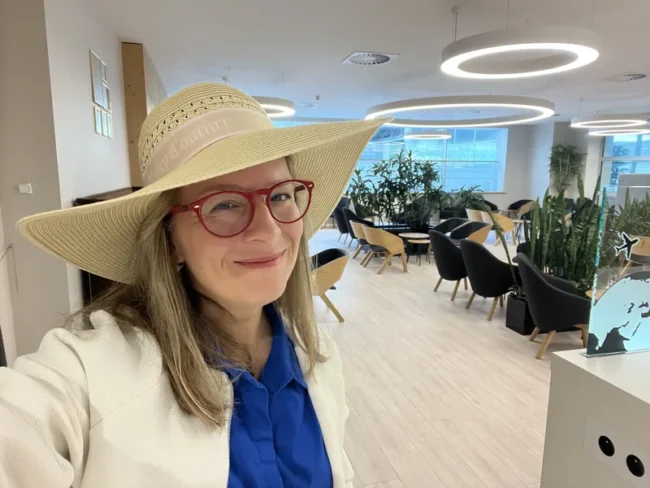 Tereza v klobouku v salonku VISA Lounge na pražském letišti